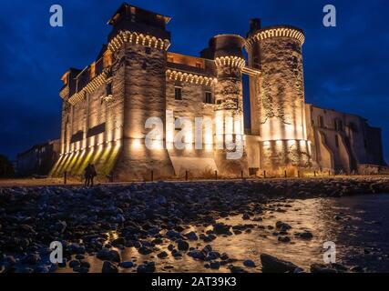 Santa Severa (Italie) - le château médiéval et la ville de Santa Severa, province de Rome, sur la mer de Tirreno avec le récif du front de mer. Ici au crépuscule Banque D'Images