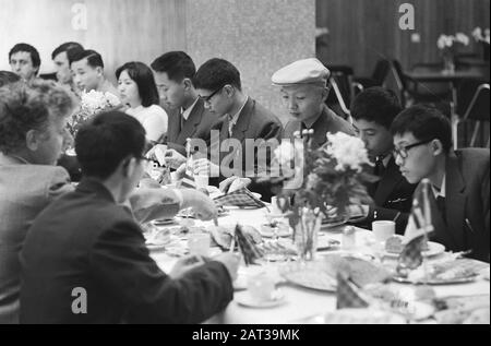 Étudiants chinois à l'Université technique des sciences Appliquées de Delft L'entreprise au déjeuner Date: 27 février 1979 lieu: Delft, South-Holland mots clés: Collèges, déjeuners, étudiants Banque D'Images