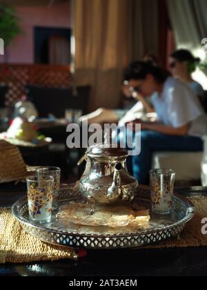 Photo verticale d'une bouilloire pour le thé marocain traditionnel avec menthe dans un café Banque D'Images