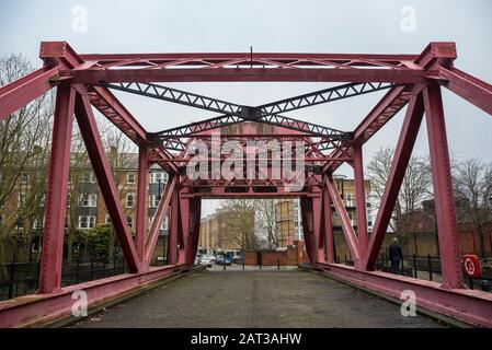 Le Pont Bascule Du Bassin De Surrey, Sur La Rue Rotherhithe, Londres, Royaume-Uni. Banque D'Images