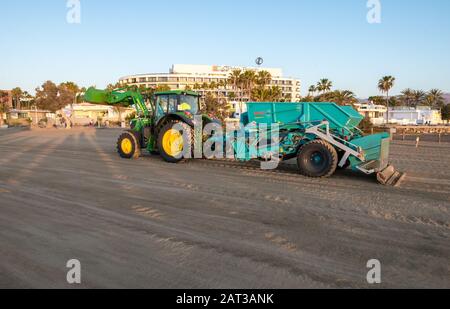 Mécanisation du nettoyage de plage. Banque D'Images