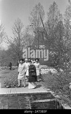 Roi et reine du Népal en visite d'État aux Pays-Bas le couple népalais, le roi Mahendra et la reine Ratna, en visite d'État aux Pays-Bas. Ici, ils visitent le Keukenhof à Lisse avec la Reine Juliana, le Prince Bernhard, la Princesse Margriet et la Princesse Christina. Près de la reine Juliana Reine Ratna Date: 27 avril 1967 lieu: Keukenhof, Lisse, Zuid-Holland mots clés: Queens, princesses, visites d'État Nom personnel: Juliana (Reine Pays-Bas), Margriet (princesse Pays-Bas), Ratnarajya (reine Népal) Nom de l'établissement: Keukenhof Banque D'Images