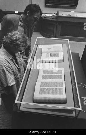 Le livre le plus ancien au monde, la Bible Gutenberg, est exposé dans une exposition autour de Laurens Jansz. Coster À Haarlem Date : 20 Mai 1988 Lieu : Haarlem, Noord-Holland Mots Clés : Livres, Expositions Banque D'Images
