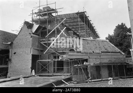 Restauration de l'ancien Burgerweeshuis entre la Kalverstraat et la NZ Voorburgwal à Amsterdam La partie la plus ancienne de la Burgerweeshuis Date: 2 juillet 1969 lieu: Amsterdam, Noord-Holland mots clés: Restaurations, orphelinats Nom de l'établissement: Burgerorphanage Banque D'Images