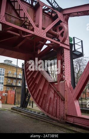 Le Pont Bascule Du Bassin De Surrey, Sur La Rue Rotherhithe, Londres, Royaume-Uni. Les blocs de positionnement rectangulaires et les trous guident la structure de roulement lorsque la lame s'élève. Banque D'Images