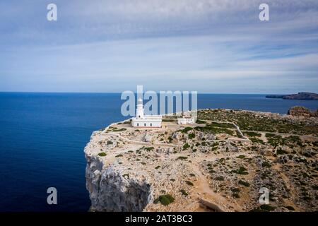 Phare sur les falaises Banque D'Images