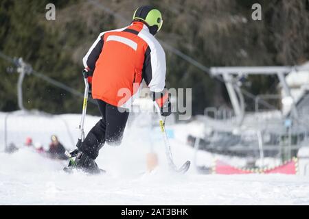 Le skieur à amputation résistant fait preuve de force et de détermination Banque D'Images