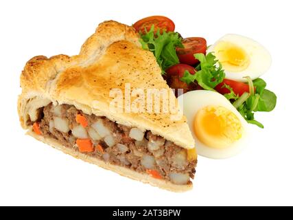 Tranche de tarte à la viande et aux légumes avec salade fraîche et oeuf bouilli isolé sur fond blanc Banque D'Images