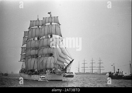 La course à voile Amsterdam 700 1975 a commencé sur la mer du Nord Le navire au premier plan est le 3 barque de mât Dar Pomorza. Le navire en arrière-plan est l'écorce russe à quatre mâts Kruzenshtern. Date : 19 août 1975 mots clés : courses, voile, voiliers Banque D'Images