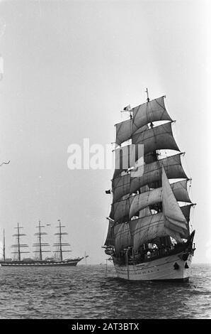 La course à voile Amsterdam 700 1975 a commencé sur la mer du Nord Le navire au premier plan est l'écorce roumaine de mât 3 Mircea. Le navire en arrière-plan est l'écorce russe à quatre mâts Kruzenshtern. Date : 19 août 1975 mots clés : courses, voiliers Banque D'Images