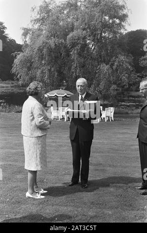 Sa Majesté reçoit un tonneau de nouveau hareng au Palais Soestdijk Le tonneau est présenté à la Reine Juliana Date: 14 juin 1969 mots clés: Hareng, reines, reçus Nom personnel: Juliana, Queen Nom de l'institution: Paleis Soestdijk Banque D'Images
