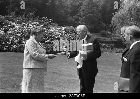 Sa Majesté reçoit un tonneau de nouveau hareng au Palais Soestdijk Le tonneau est présenté à la Reine Juliana Date: 14 juin 1969 mots clés: Hareng, reines, reçus Nom personnel: Juliana, Queen Nom de l'institution: Paleis Soestdijk Banque D'Images