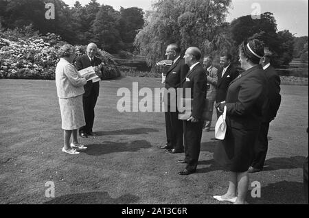Sa Majesté reçoit un tonneau de nouveau hareng au Palais Soestdijk Le tonneau est présenté à la Reine Juliana Date: 14 juin 1969 mots clés: Hareng, reines, reçus Nom personnel: Juliana, Queen Nom de l'institution: Paleis Soestdijk Banque D'Images