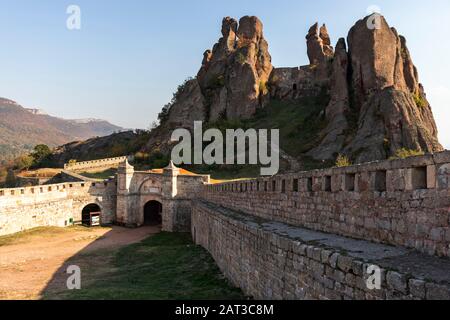 Ruines de la forteresse médiévale de Belogradchik connue sous le nom de Kaleto, région de Vidin, Bulgarie Banque D'Images