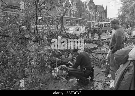 Tempête Hevige; cycliste sous arbre à NZ Voorburgwal à Amsterdam Date : 16 octobre 1987 lieu : Amsterdam, Noord-Holland mots clés : arbres Banque D'Images