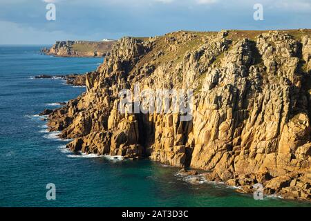 Les falaises accidentées de Gwennap Head West Cornwall Banque D'Images