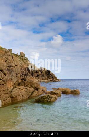 Mer calme à Porthgwarra Cove Cornwall Banque D'Images