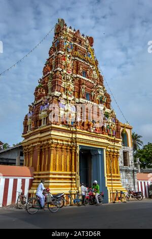 Le Gopuram aux couleurs magnifiques du temple hindou Nallur Kandaswamy à Jaffna, dans le nord du Sri Lanka. Banque D'Images