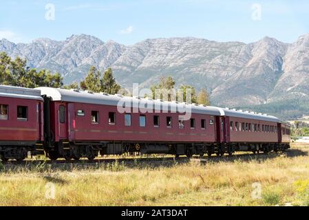 Wolseley, Région De Swartland, Afrique Du Sud. Déc 2019. Excursion en train à vapeur traversant la région de Swartland avec une toile de fond de montagne. Banque D'Images