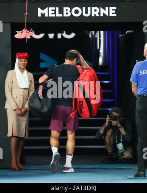 30 janvier 2020: La 3ème graine ROGER FEDERER (SUI) quitte le stade après avoir perdu à la 2ème graine NOVAK DJOKOVIC (SRB) sur Rod laver Arena dans un match sémifinal pour Homme le 11 jour de l'Open d'Australie 2020 à Melbourne, en Australie. Sydney Low/Cal Sport Media. Djokovic a gagné 76 64 63 Banque D'Images