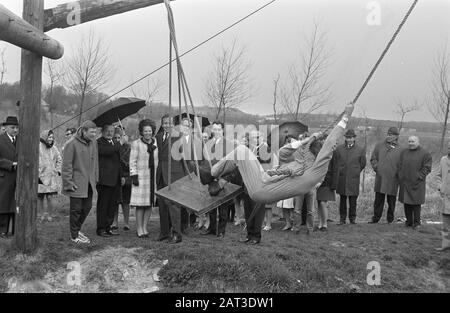 HKH pr. Beatrix et Pr. Visitez Claus Zeeland Princess Beatrix et Prince Claus, titre Date : 18 avril 1969 lieu : Zeeland mots clés : visites Nom personnel : Beatrix, princesse, Claus, prince Banque D'Images