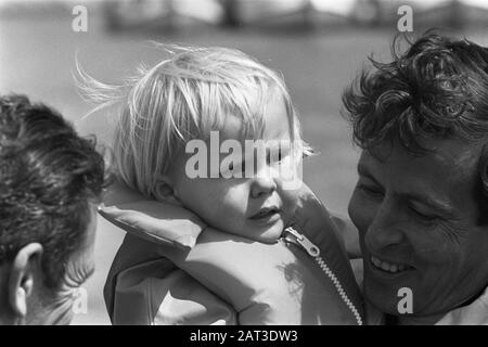 HKH Pr. Beatrix et Pr. Claus avec Pr. Friso et Pr. Willem Alexander à bord du Draech vert, ouvrir de nouvelles marinas à Hoorn Claus et Alexander Date : 7 juin 1969 lieu : Hoorn, Noord-Holland mots clés : JAHAVENS, Princes Nom : Claus, Prince, Willem-Alexander, Prince of Orange Banque D'Images