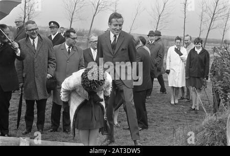 HKH pr. Beatrix et Pr. Visitez Claus Zeeland Nr. 33 : à gauche sur le modèle ir. Loschacoff Date: 18 avril 1969 lieu: Zeeland mots clés: Visites Nom personnel: Beatrix, princesse, Claus, prince Banque D'Images