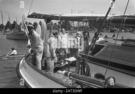 HKH Pr. Beatrix et Pr. Claus avec Pr. Friso et Pr. Willem Alexander à bord du Groene Draech, un yacht NW ouvert. À Hoorn Groene Draeck dans le port Date: 7 juin 1969 lieu: Hoorn, Noord-Holland mots clés: Ports, princesses, princesses Nom personnel: Claus, prince, Johan Friso, prince, Willem-Alexander, Prince of Orange Banque D'Images