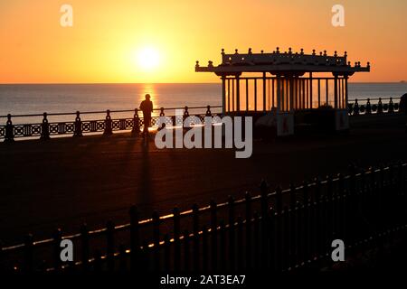 L'homme fait du jogging sur le front de mer de Brighton Banque D'Images