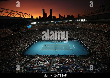 Melbourne, Australie. 30 janvier 2020. Novak Djokovic (R) de Serbie et Rodger Federer de Suisse affrontent lors de leur match sémifinal masculin dans le tournoi de tennis Open d'Australie à Melbourne, en Australie, le 30 janvier 2020. Crédit: Bai Xuefei/Xinhua/Alay Live News Banque D'Images