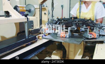 Usine de bonbons. Bonbons industriels pour l'emballage de machines. Machine industrielle moderne emballant de délicieuses friandises et les plaçant sur un convoyeur de l'usine de confiserie. Banque D'Images