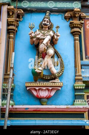 Statue du Seigneur de dieu hindou Shiva à côté de l'entrée de Koneswaram Kovil à Trincomalee sur la côte est du Sri Lanka. Banque D'Images