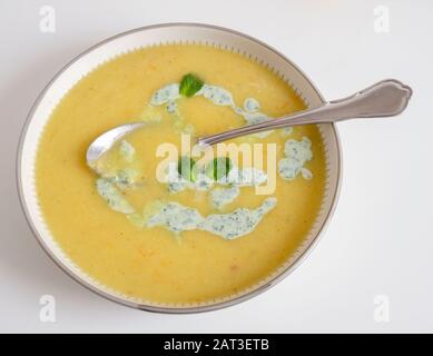 Soupe de tomate jaune végétalienne avec graines de fenouil et crème de menthe cilantro Banque D'Images