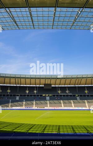 Berlin, Etat de Berlin / Allemagne - 2018/07/31: Espace intérieur du stade historique Olympiastadion construit à l'origine pour les Jeux olympiques d'été en 1936 Banque D'Images