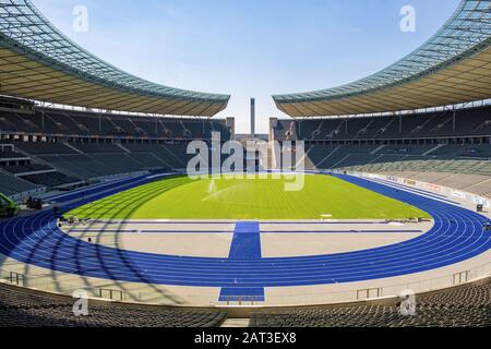 Berlin, Etat de Berlin / Allemagne - 2018/07/31: Espace intérieur du stade historique Olympiastadion construit à l'origine pour les Jeux olympiques d'été en 1936 Banque D'Images