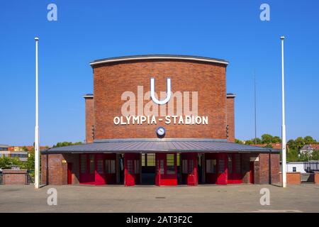 Berlin, Etat de Berlin / Allemagne - 2018/07/31: Façade de la station de métro Olympia-Stadion près du stade historique Olympiastadion construit à l'origine pour les Jeux olympiques d'été en 1936 Banque D'Images