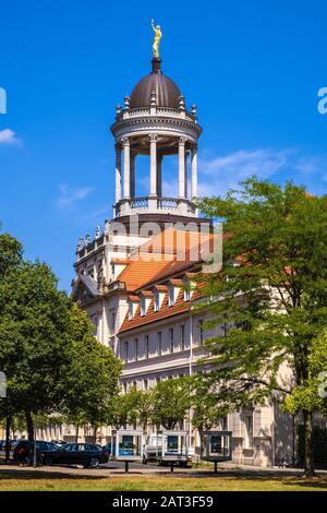 Potsdam, Brandebourg / Allemagne - 2018/07/29: Façade du grand bâtiment militaire Orphanage à la rue Lindenstrasse dans le quartier historique de Potsdam Banque D'Images