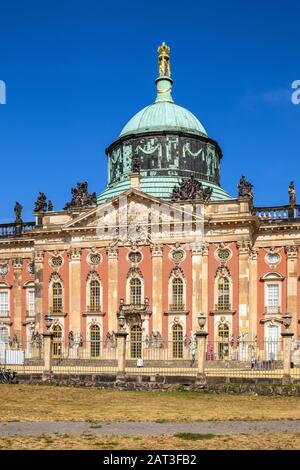 Potsdam, Brandebourg / Allemagne - 2018/07/29: Façade et dôme du nouveau palais baroque historique - Palais des Neues - résidence royale du roi Frédéric le Grand dans le Parc Sanssouci Banque D'Images