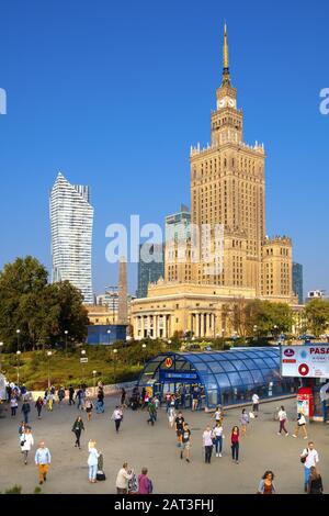 Varsovie, Mazovia / Pologne - 2018/09/21: Centre-ville de Varsovie avec Palais de la Culture et des Sciences - PKiN - et la station de métro Centrum cour connue sous le nom de Patelnia - Le Pan - dans le quartier du centre-ville de Srodmiescie Banque D'Images