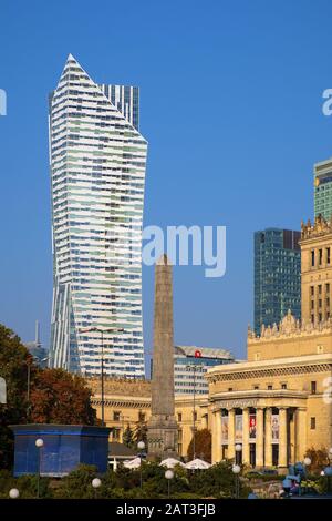 Varsovie, Mazovia / Pologne - 2018/09/21: Centre-ville de Varsovie avec le gratte-ciel de Sail à Zlota 44 rue et Palais de la Culture et des Sciences - PKiN - dans le quartier du centre-ville de Srodmiescie Banque D'Images