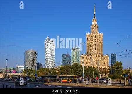 Varsovie, Mazovie / Pologne - 2018/09/21 : le centre-ville de Varsovie avec la culture et la science Palace - PKiN - et gratte-ciel du centre-ville de Srodmiescie Banque D'Images