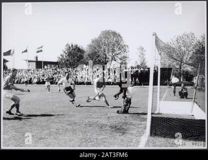 Hockeywestrijd Holland Contre La Pologne Annotation: Voir 907-7827 Date: 1956 Banque D'Images