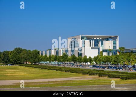 Berlin, Berlin State / Allemagne - 2018/07/31: Vue panoramique sur le bâtiment moderne de la Chancellerie allemande - Bundeskanzieramt - bureau principal du chancelier de l'Allemagne et siège du gouvernement Banque D'Images