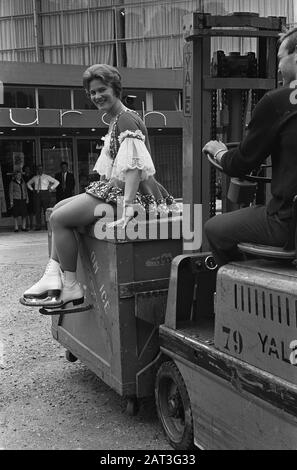 Vacances sur glace à Valkenburg avec l'étoile Sjoukje Dijkstra, Sjoukje sur le chariot élévateur Date: 22 juillet 1964 lieu: Limbourg, Valkenburg mots clés: Stars Nom personnel: Dijkstra, Sjoukje Nom de l'établissement: Holiday On Ice Banque D'Images