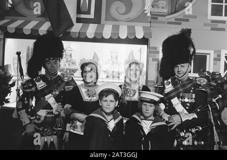 Chapelle marine au tournoi royal à la Cour des Ear ls exposition Bâtiment fromage néerlandais filles avec cornemuses écossaises et enfants en costume de marin Date: 17 juillet 1975 lieu: Grande-Bretagne, Londres mots clés: Enfants, costume, militaire, uniformes Nom de l'institution: Chapelle marine de la Marine royale Banque D'Images