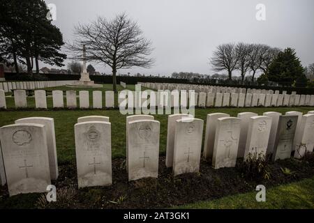 Cimetière de guerre de Dunkerque, qui comprend les sépultures de guerre britanniques de la Force expéditionnaire britannique, les soldats perdus lors de l'opération Dynamo évacuation de Dunkerque. Banque D'Images