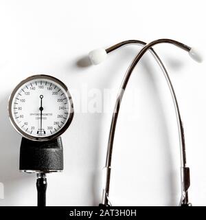 Le tonomètre noir se trouve sur un fond blanc. Vue de dessus. Close-up Banque D'Images