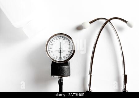 Le tonomètre noir se trouve sur un fond blanc. Vue de dessus. Close-up Banque D'Images