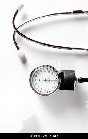 Le tonomètre noir se trouve sur un fond blanc. Vue de dessus. Close-up Banque D'Images