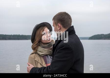 Jeune couple aimant yeux regardant dans Banque D'Images